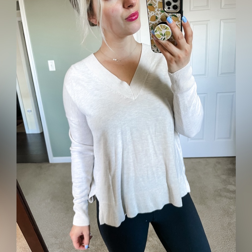 Chelsea28 2% Cashmere Oatmeal Color V Neck Sweater XS